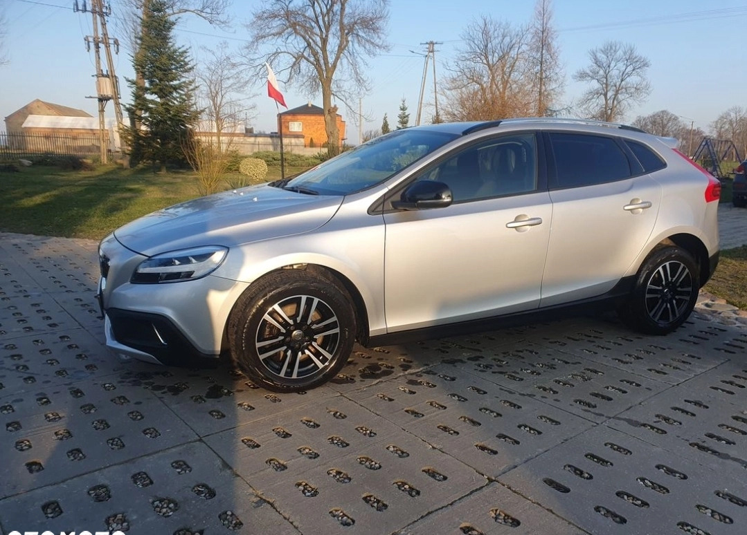 Volvo V40 cena 79000 przebieg: 64000, rok produkcji 2018 z Kłodawa małe 211